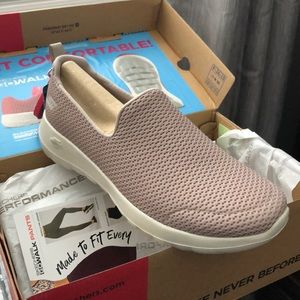 Sketchers Women Go Walk Joy shoe size 8 -NEW